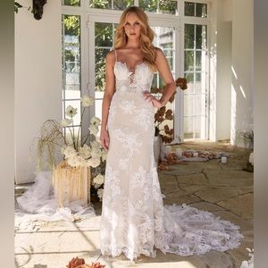 Selling my brand new never worn Madi Lane Daria wedding gown.